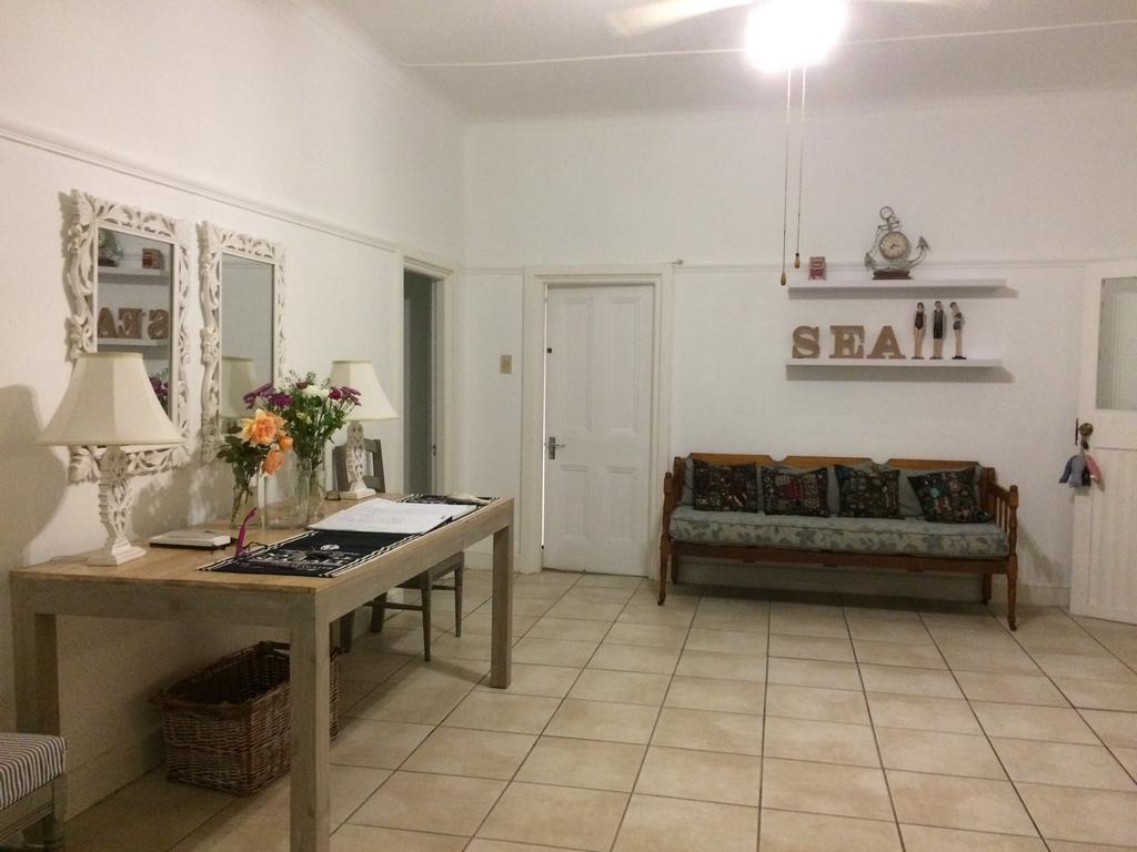 Breeze Inn Guesthouse Kiddʼs Beach Εξωτερικό φωτογραφία